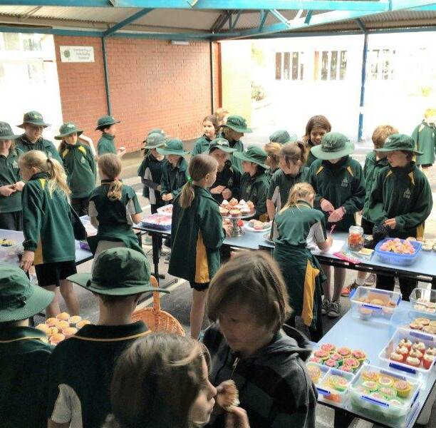 Margaret River Primary School students picking their favourite cupcakes. 