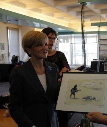 Julie Bishop presenting the cartoon by Canberra Times' David Pope. Photo: Antoine Gyori