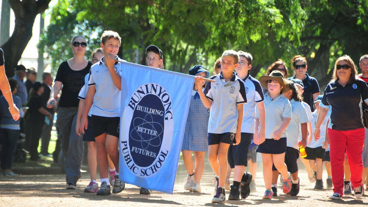 DUBBO: Crowds lined the streets to honour those who marched in Dubbo's Anzac Day commemorations. Photo: The Daily Liberal. 
