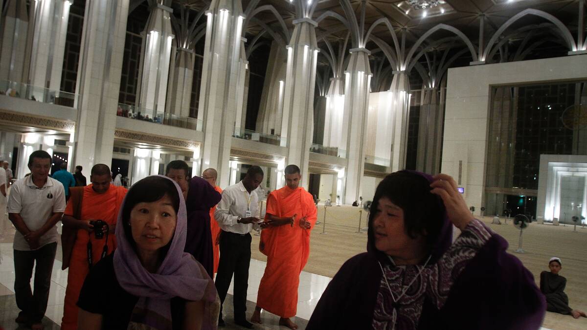 Special prayers held for passengers and crew of missing Malaysian airliner. Pic: Rahman Roslan, Getty Images