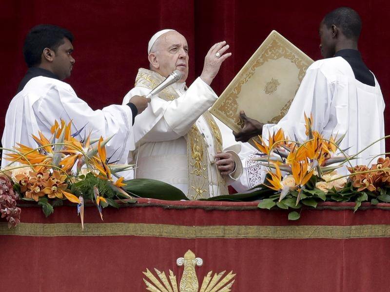 Pope Francis has condemned attacks on churches and hotels in Sri Lanka in his Easter Sunday message.