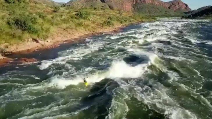 Kayaker takes on dangerous 'rapids' at WA's Lake Argyle 