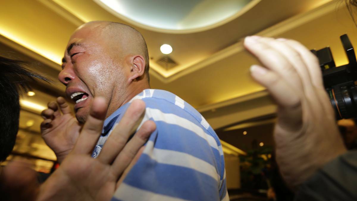 Relatives of passengers aboard Malaysia Airlines MH370 cry after watching a television broadcast of a news conference, in the Lido hotel in Beijing, March 24, 2014. 