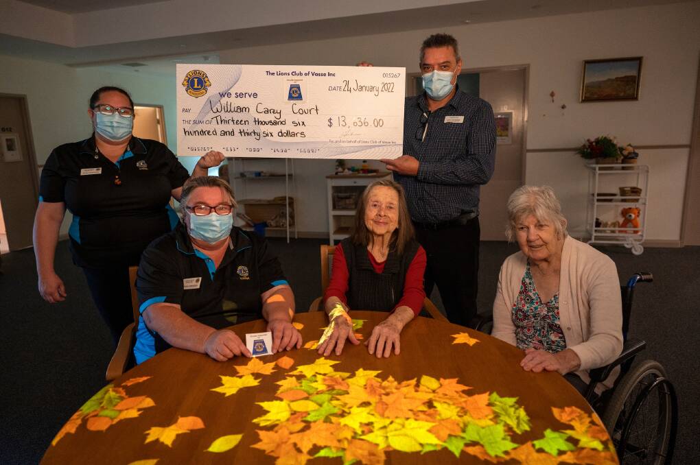 Lions Club of Vasse President Trish Robinson and Secretary Kylie Robinson (left) with
Baptistcare William Carey Court residents Nina Cumming and Sheila Butherway and Residential Care Manager Dom Trombetta (back right). Photos: Supplied